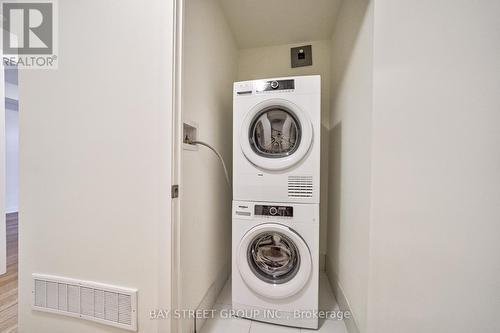 1030 - 14 David Eyer Road E, Richmond Hill, ON - Indoor Photo Showing Laundry Room