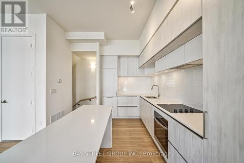 1030 - 14 David Eyer Road E, Richmond Hill, ON - Indoor Photo Showing Kitchen With Upgraded Kitchen