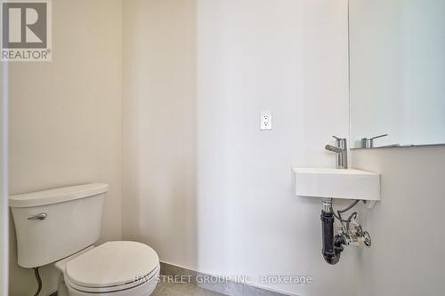 1030 - 14 David Eyer Road E, Richmond Hill, ON - Indoor Photo Showing Bathroom