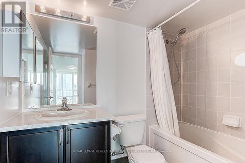 Ph15 - 25 Lower Simcoe Street, Toronto, ON - Indoor Photo Showing Bathroom