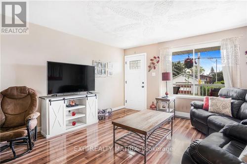 300 St Joseph Street, Alfred & Plantagenet, ON - Indoor Photo Showing Living Room