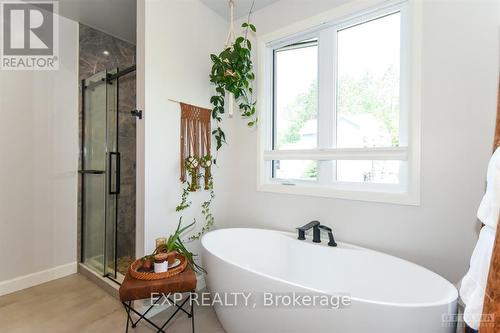 1579 Rollin Road, Clarence-Rockland, ON - Indoor Photo Showing Bathroom