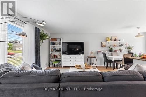 71 London Avenue, Prince Edward County (Picton), ON - Indoor Photo Showing Living Room