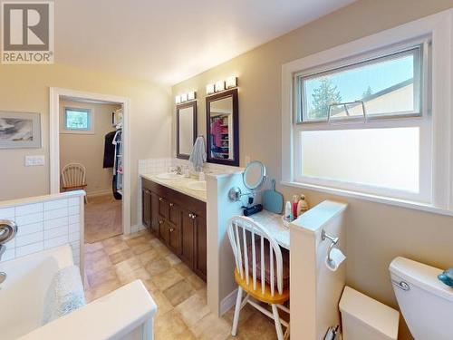 8226 Centennial Drive, Powell River, BC - Indoor Photo Showing Bathroom