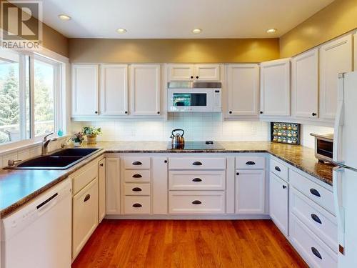 8226 Centennial Drive, Powell River, BC - Indoor Photo Showing Kitchen With Double Sink