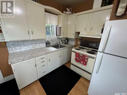 12 3Rd Street E, Hyas, SK - Indoor Photo Showing Kitchen