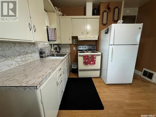 12 3Rd Street E, Hyas, SK - Indoor Photo Showing Kitchen