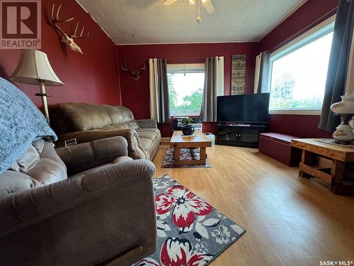 12 3Rd Street E, Hyas, SK - Indoor Photo Showing Living Room