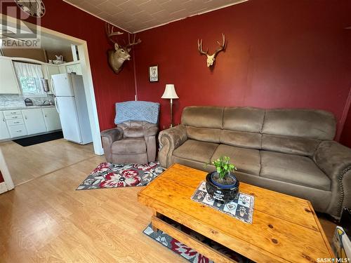 12 3Rd Street E, Hyas, SK - Indoor Photo Showing Living Room