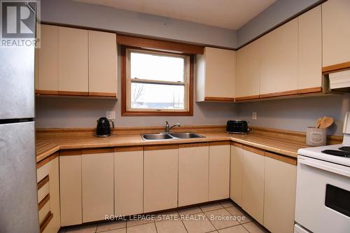 804 Nebo Road, Hamilton (Rymal), ON - Indoor Photo Showing Kitchen With Double Sink