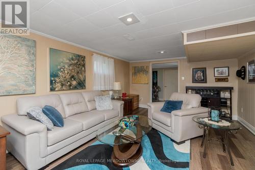 164 Prince Charles Drive, Halton Hills, ON - Indoor Photo Showing Living Room