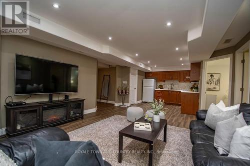 32 Broad Street, Kawartha Lakes, ON - Indoor Photo Showing Living Room