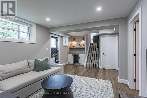 692 Tennent Court, London, ON - Indoor Photo Showing Living Room
