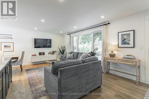 692 Tennent Court, London, ON - Indoor Photo Showing Living Room