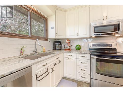 280 8 Street Se, Salmon Arm, BC - Indoor Photo Showing Kitchen With Double Sink