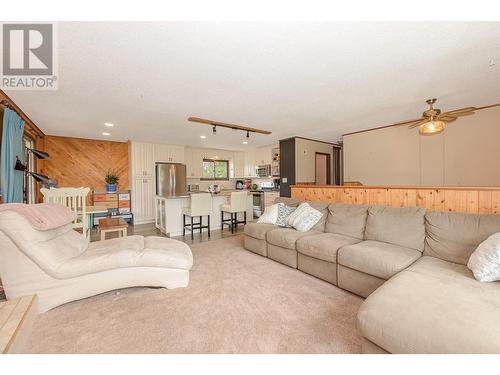 280 8 Street Se, Salmon Arm, BC - Indoor Photo Showing Living Room