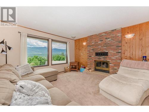 280 8 Street Se, Salmon Arm, BC - Indoor Photo Showing Living Room With Fireplace