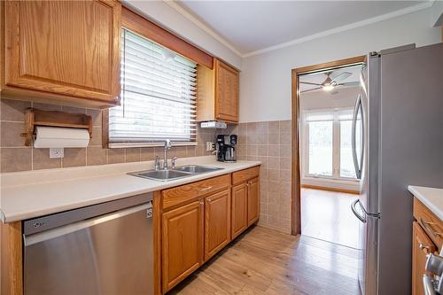 1524 Garrison Road, Fort Erie, ON - Indoor Photo Showing Kitchen With Double Sink