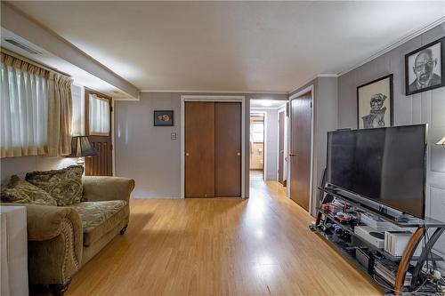 1524 Garrison Road, Fort Erie, ON - Indoor Photo Showing Living Room