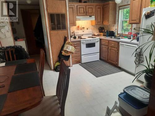 719 9Th  Nw Avenue, Nakusp, BC - Indoor Photo Showing Kitchen With Double Sink