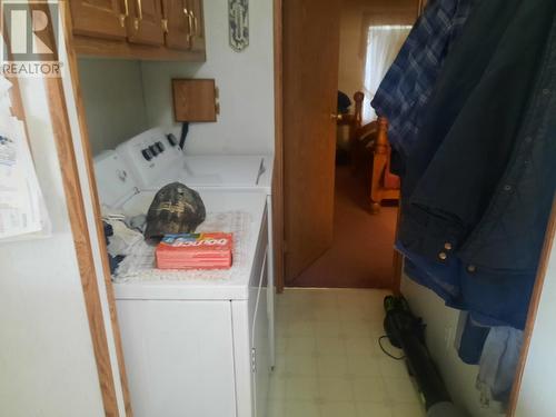 719 9Th  Nw Avenue, Nakusp, BC - Indoor Photo Showing Laundry Room