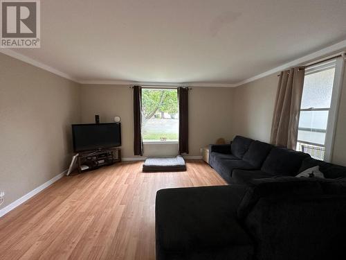 202 14Th  S Avenue, Cranbrook, BC - Indoor Photo Showing Living Room