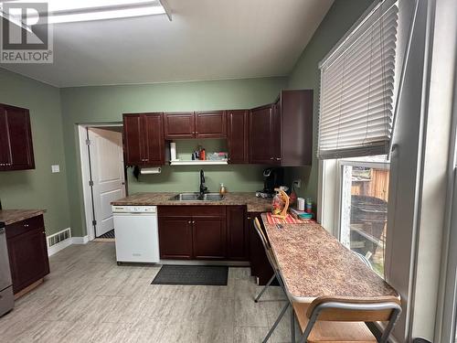 202 14Th  S Avenue, Cranbrook, BC - Indoor Photo Showing Kitchen With Double Sink