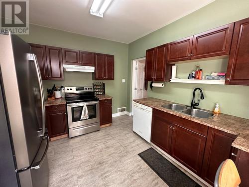 202 14Th  S Avenue, Cranbrook, BC - Indoor Photo Showing Kitchen With Double Sink