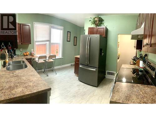 202 14Th  S Avenue, Cranbrook, BC - Indoor Photo Showing Kitchen With Double Sink