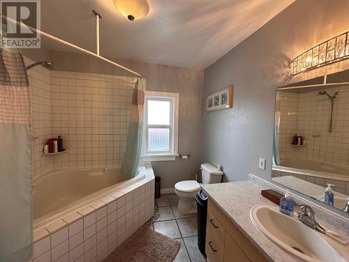 202 14Th  S Avenue, Cranbrook, BC - Indoor Photo Showing Bathroom