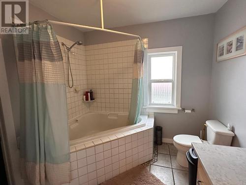 202 14Th  S Avenue, Cranbrook, BC - Indoor Photo Showing Bathroom