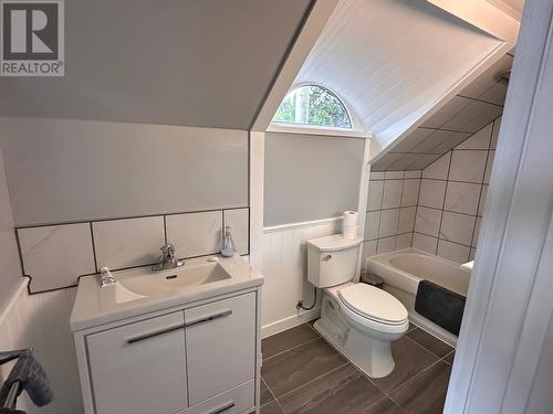 202 14Th  S Avenue, Cranbrook, BC - Indoor Photo Showing Bathroom