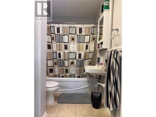 202 14Th  S Avenue, Cranbrook, BC - Indoor Photo Showing Bathroom