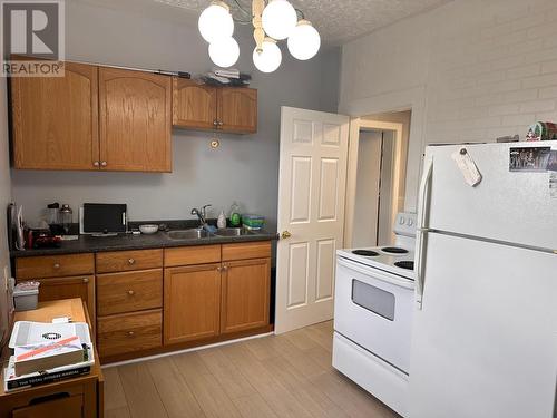 202 14Th  S Avenue, Cranbrook, BC - Indoor Photo Showing Kitchen With Double Sink