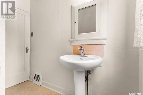 2812 Mccallum Avenue, Regina, SK - Indoor Photo Showing Bathroom