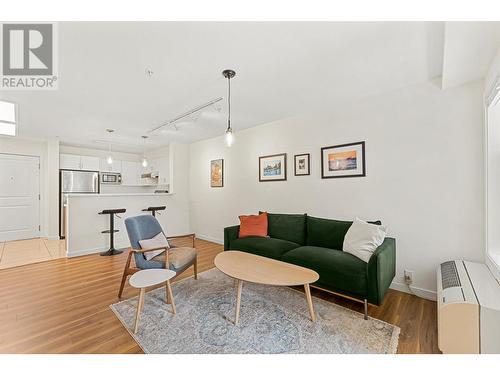 571 Yates Road Unit# 300, Kelowna, BC - Indoor Photo Showing Living Room