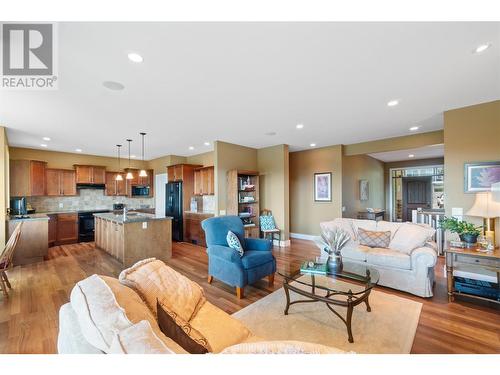 1877 Begbie Road, Kelowna, BC - Indoor Photo Showing Living Room