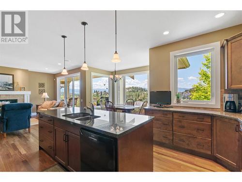 1877 Begbie Road, Kelowna, BC - Indoor Photo Showing Kitchen With Double Sink With Upgraded Kitchen