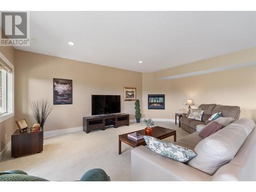 1877 Begbie Road, Kelowna, BC - Indoor Photo Showing Living Room