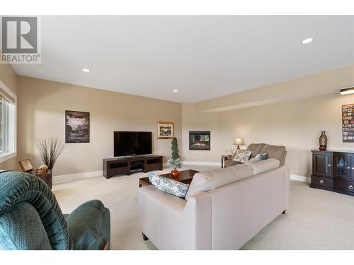 1877 Begbie Road, Kelowna, BC - Indoor Photo Showing Living Room