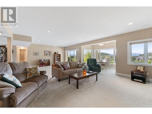 1877 Begbie Road, Kelowna, BC - Indoor Photo Showing Living Room