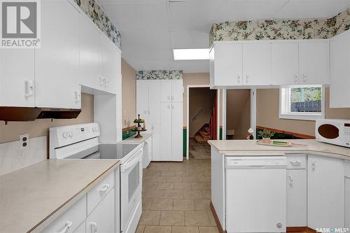 865 Algoma Avenue, Moose Jaw, SK - Indoor Photo Showing Kitchen