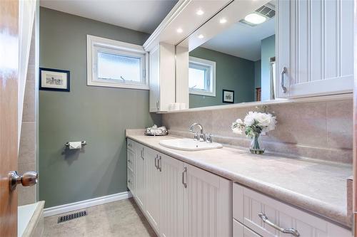96 Purdy Crescent, Hamilton, ON - Indoor Photo Showing Bathroom