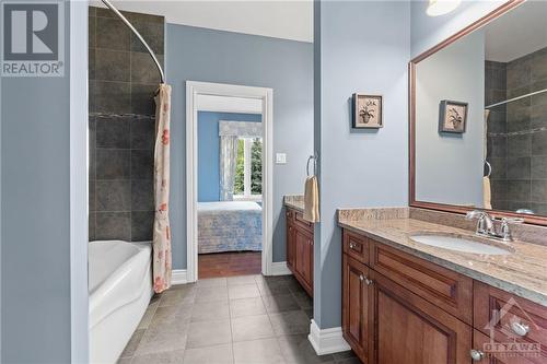 6697 Suncrest Drive, Greely, ON - Indoor Photo Showing Bathroom