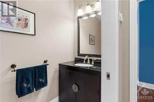 6697 Suncrest Drive, Greely, ON - Indoor Photo Showing Bathroom