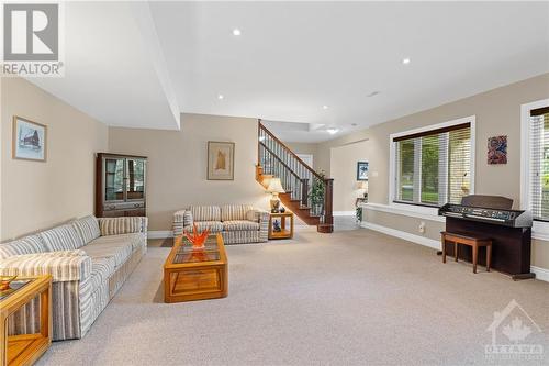 6697 Suncrest Drive, Greely, ON - Indoor Photo Showing Living Room