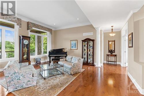 6697 Suncrest Drive, Greely, ON - Indoor Photo Showing Living Room