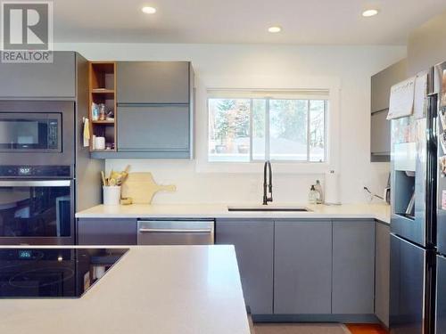 6883 Hammond Street, Powell River, BC - Indoor Photo Showing Kitchen