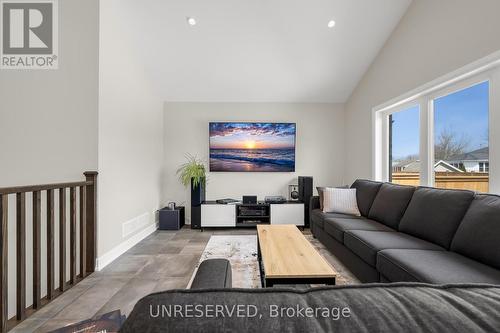 3822 Simpson Lane, Fort Erie, ON - Indoor Photo Showing Living Room