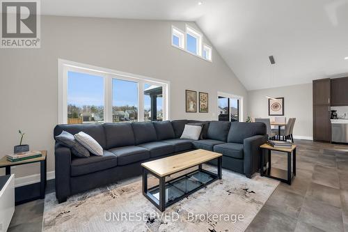 3822 Simpson Lane, Fort Erie, ON - Indoor Photo Showing Living Room